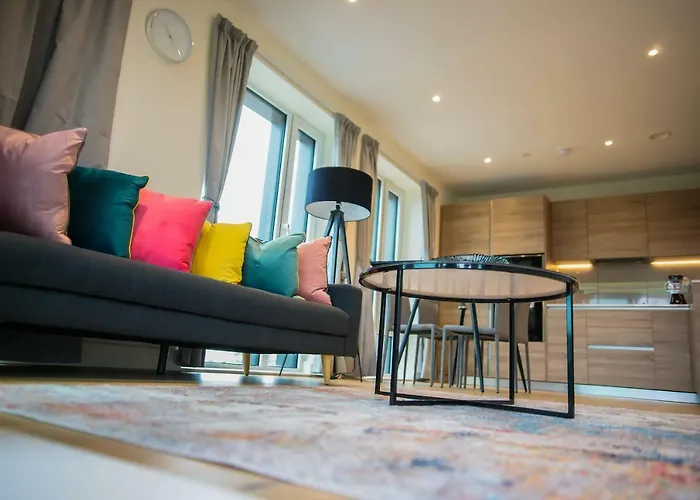 Thames View 2 Bed Apartment With Balcony