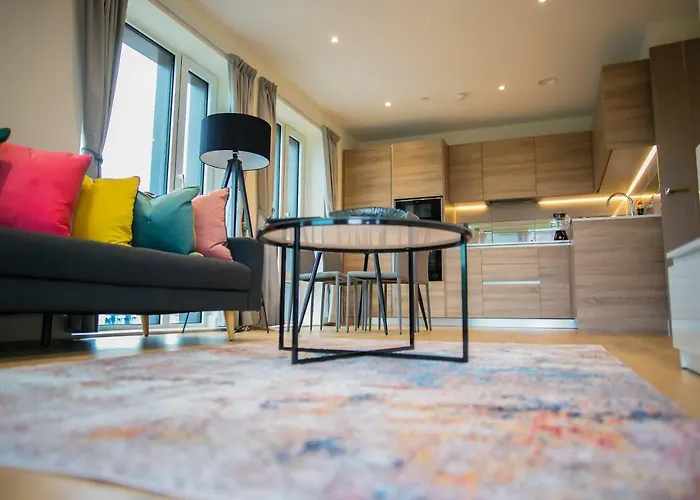 Thames View 2 Bed Apartment With Balcony