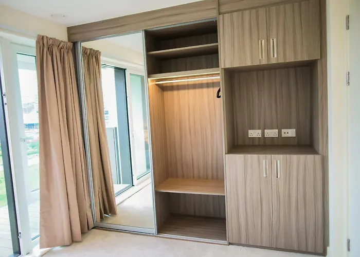 Thames View 2 Bed Apartment With Balcony